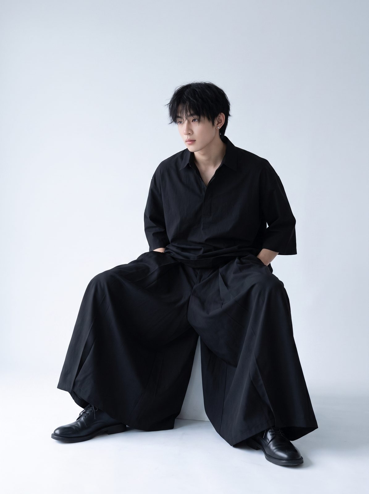 プリーツ袴ワイドパンツ 着用 座り