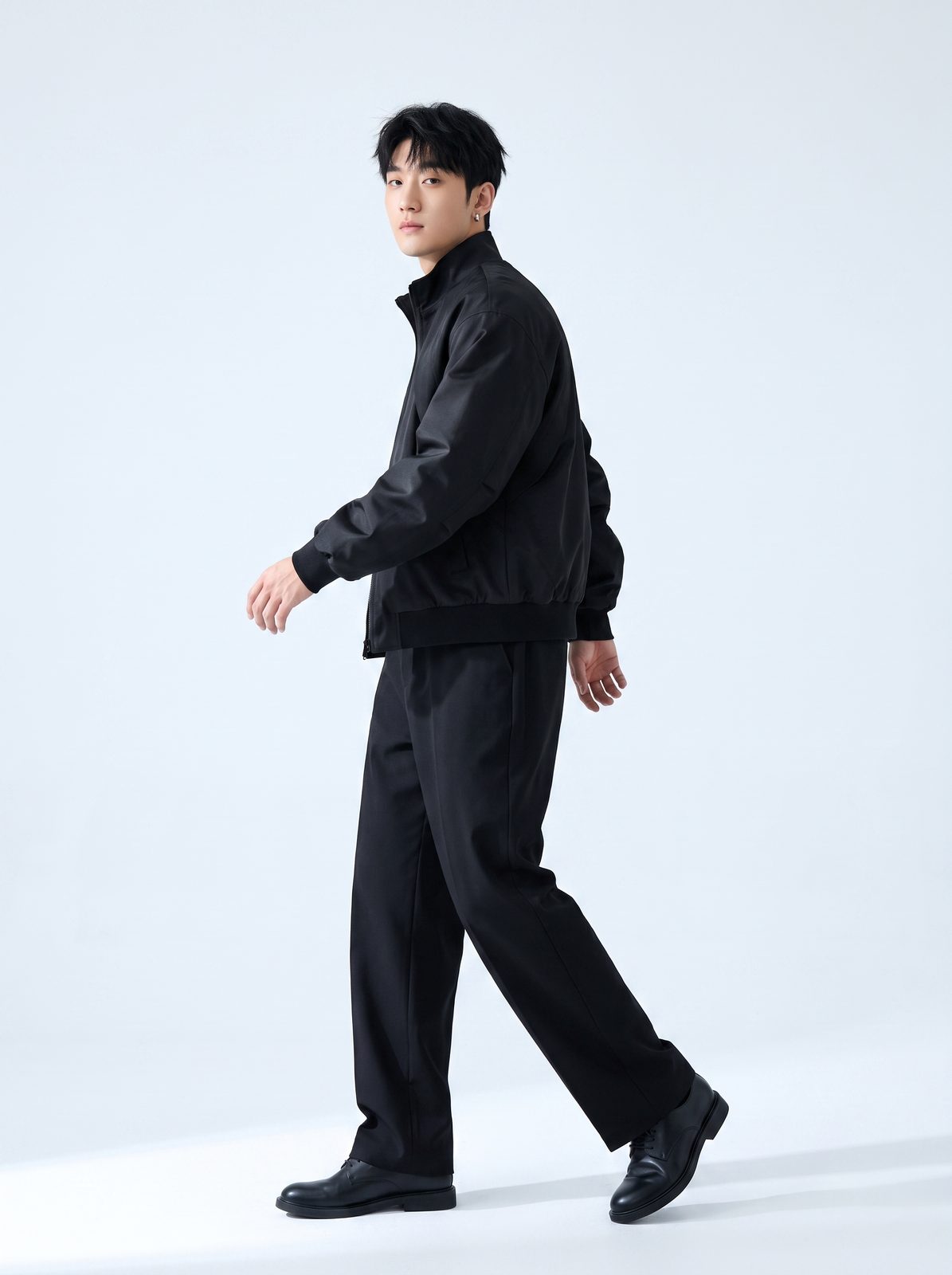 ブラックボンバージャケット 着用 動き