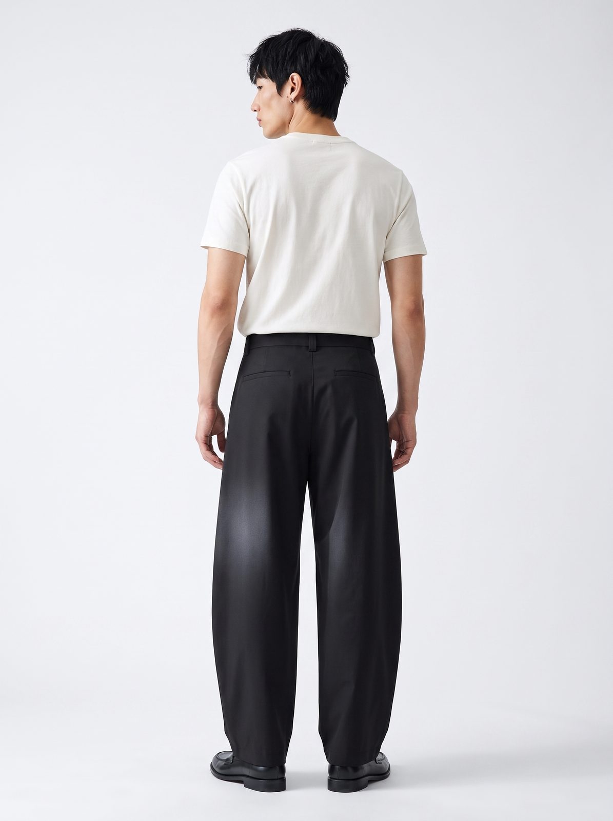 ワイドバレルレッグパンツ 着用 背面